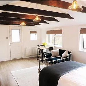 The Annexe - Private, Self-contained With Parking Apartment Southampton